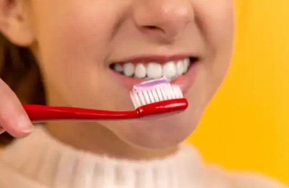 teeth-finger-or-brush-what-is-right-what-do-you-choose-to-clean-the-teeth-teeth-can-rot-if-not-cleaned-properly