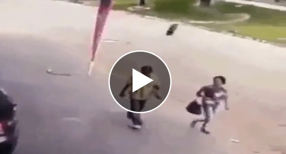 shocking-video-a-person-suddenly-died-while-walking-on-the-road-died-in-a-second
