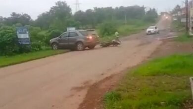 movie-scenes-created-between-police-and-bootleggers-police-chased-two-cars-carrying-liquor-in-umarpada-the-bootleggers-drove-the-car-at-full-speed-and-chased-down-the-two-bikers