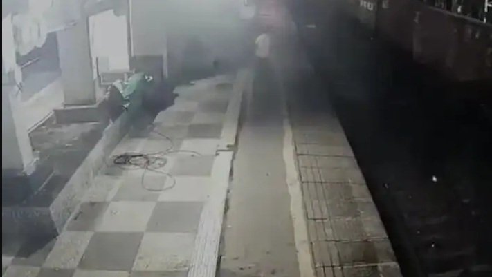 wife-sleeping-on-the-platform-was-first-woken-up-then-thrown-under-the-train-see-painful-video