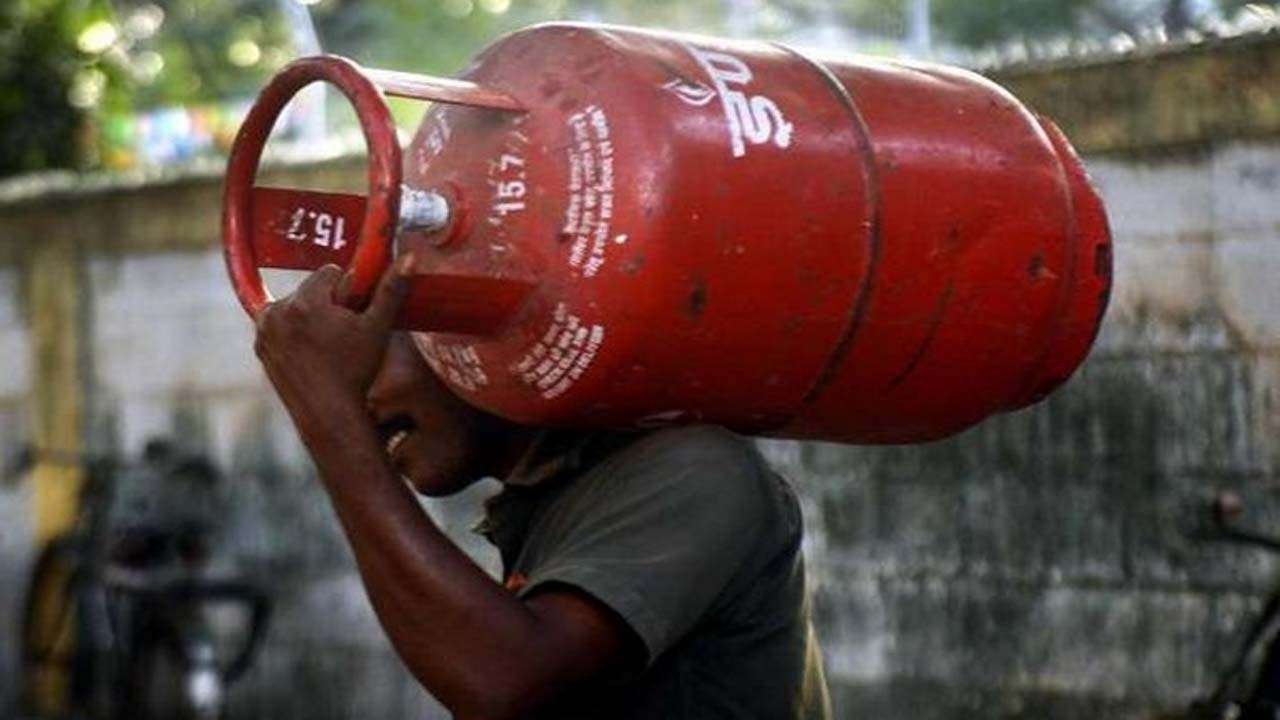 lpg-cylinder-price-gas-cylinder-price-reduced-by-rs-100-from-today-1st-september
