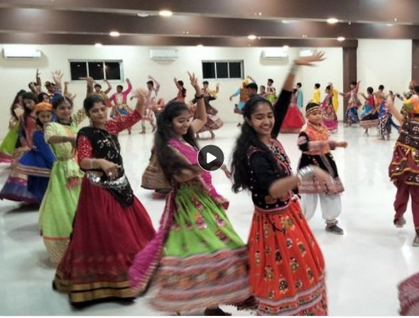 third-norte-girls-flirtatious-outlook-raj-garba-group-shines-in-unana-navratri-mohotsav-at-jalaram-wadi-hall-the-whites-flocked-to-the-steps-of-the-dodhia