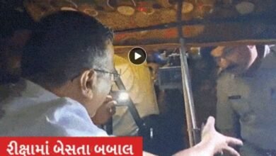 babal-sitting-in-kejriwals-rickshaw-with-the-police-reached-ghatlodia-with-an-escort-mobs-gathered-even-though-the-police-had-cordoned-them-off