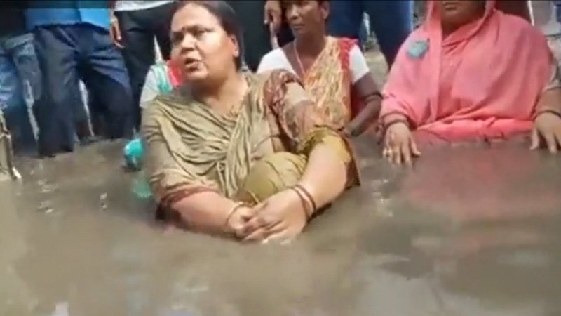 bathed-in-dirty-water-took-a-dip-people-have-elected-me-to-work-not-to-make-false-promises-mlas-unique-protest