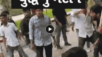 live-video-of-the-blows-a-separate-hand-blow-between-two-student-organizations-at-vadodara-ms-university-so-much-provoked-that-sticks-to-each-other
