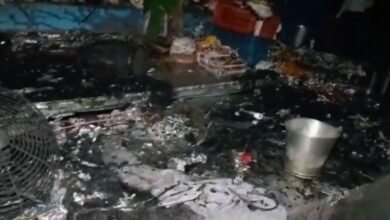 uttar-pradesh-news-fierce-fire-breaks-out-in-bhadohis-durga-puja-pandal-2-dead-more-than-35-burnt