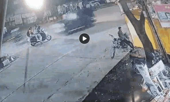 accident-video-i-hit-the-activa-standing-on-the-divider-heavily-it-fell-20-feet-after