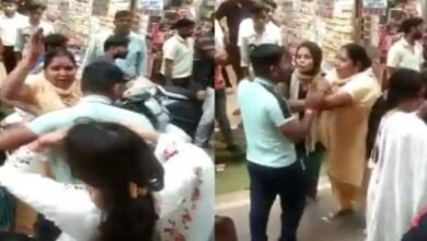 viral-video-husband-was-shopping-with-girlfriend-on-karva-choth-in-ghaziabad-then-wife-showed-chand-with-slippers