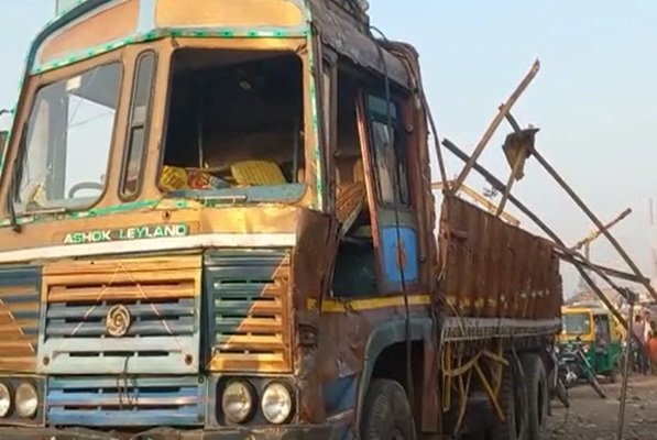 serious-accident-near-big-intersection-near-anand-tarapur-3-killed-5-injured-when-truck-overturned