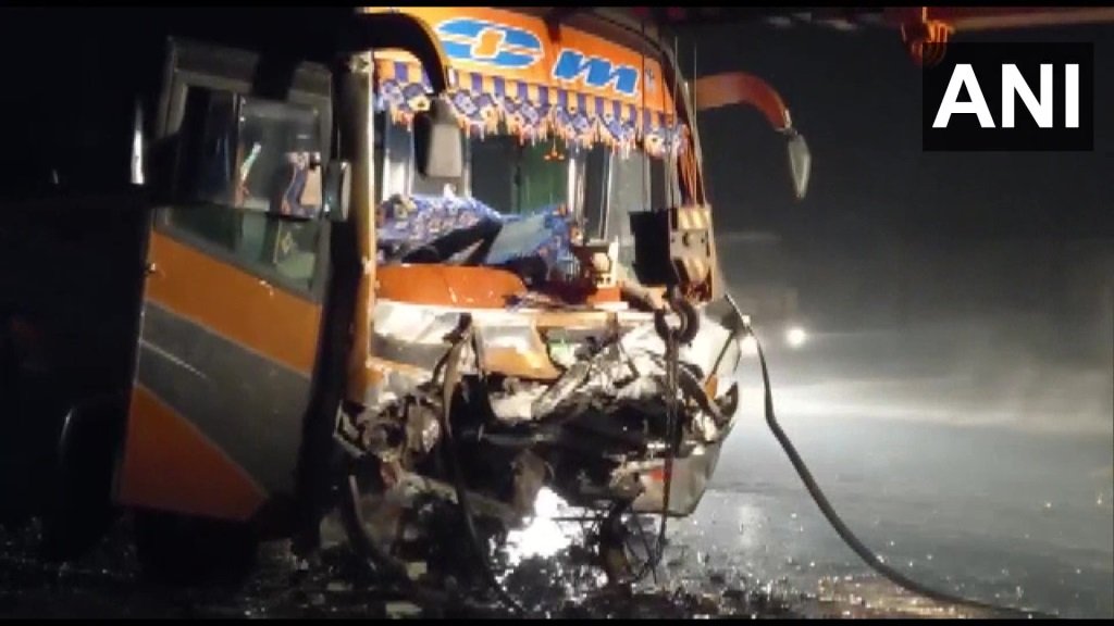 tragedy-on-last-day-of-2022-gamkhwar-accident-in-navsari-9-killed-15-injured-in-car-bus-collision