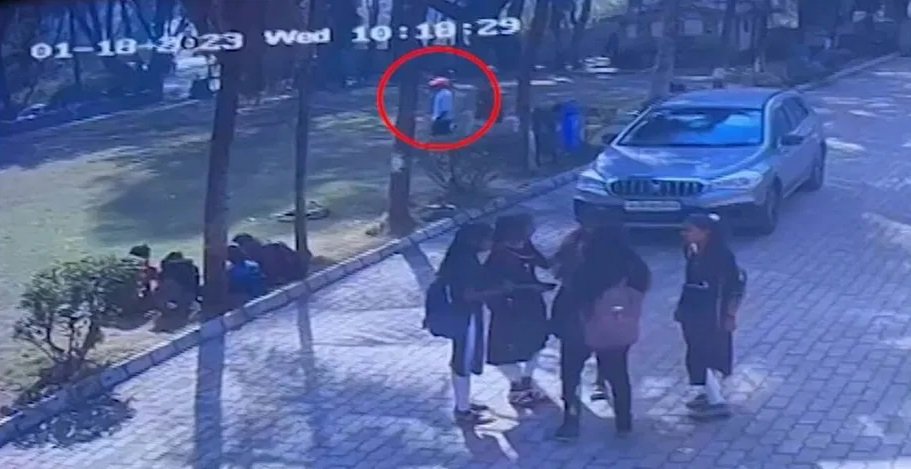 video-sudden-death-of-arts-college-student-in-valsad-student-suddenly-fell-while-walking-in-college-campus