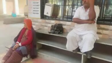 shorten-life-by-sending-video-to-friend-youth-commits-suicide-while-taking-rupees-in-surat-writes-suicide-note-gives-final-message-to-friend-via-video-before-hanging-himself