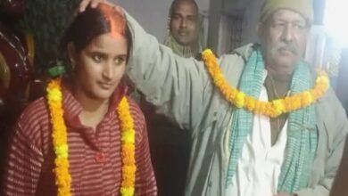 after-4-years-of-husbands-death-daughter-in-law-married-father-in-law-both-took-seven-rounds-in-the-temple