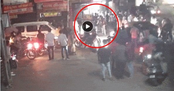 first-bhuri-and-now-bhavika-lady-don-fighting-with-a-paddle-on-a-public-road-in-surat-awe-inspiring-lady-don-caught-on-cctv