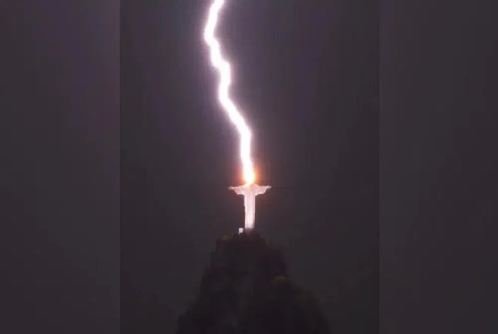lightning-struck-the-statue-of-jesus-in-brazil-the-picture-created-a-sensation-on-the-internet